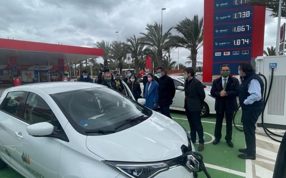 Cuatro puntos de recarga eléctrica en la gasolinera L’Estació